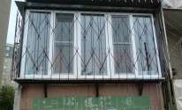 Пластиковые балконные рамы со окном и сеткой УралБалкон